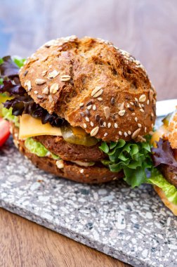 Organik malzemelerden yapılmış taze etsiz vejetaryen burger.