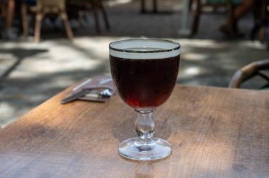 Soğuk koyu Belçika manastırı biralı bardaklar açık havada servis edilir.