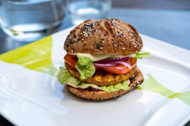 Organik malzemelerden yapılmış taze etsiz vejetaryen burger.