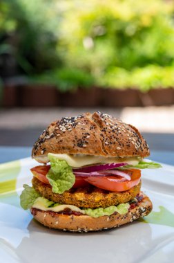Organik malzemelerden yapılmış taze etsiz vejetaryen burger.