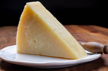 İtalyan peynirleri koleksiyonu, olgunlaşmış pecorino romano sert peyniri koyun erimesinden yapılmıştır.