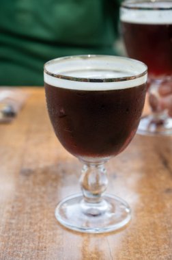 Soğuk koyu Belçika manastırı biralı bardaklar açık havada servis edilir.