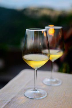 İtalya 'da geceleri kafede servis edilen iki bardak soğuk beyaz şarap. Kapatın.