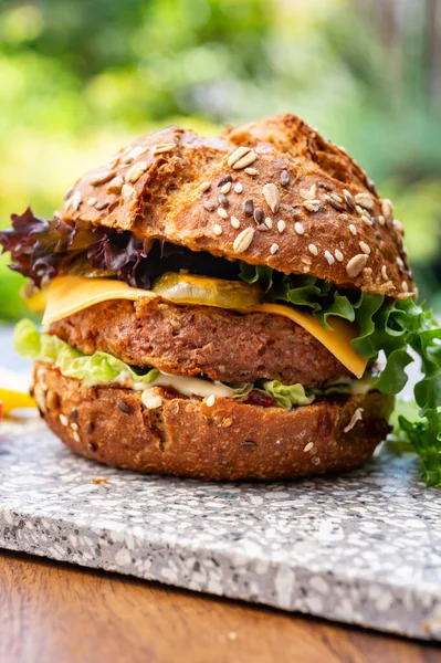 Hamburguesa Vegetariana Fresca Sin Carne Sabrosa Hecha Ingredientes Orgánicos Cerca — Foto de Stock