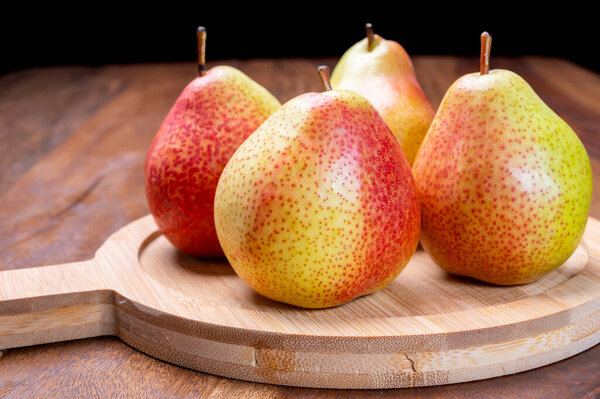 Свежие спелые красно-желтые груши из Германии