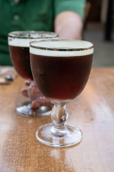 带有冷 浓烈的比利时修道院啤酒的玻璃杯在室外饮用 — 图库照片