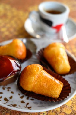 Klasik İtalyan espresso kahvesi. Yanında da ev yapımı romlu baba yumuşak keki.