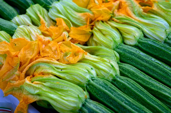 Verdure Zucchine Verdi Giovani Con Fiori Gialli Cibo Italiano Sano — Foto Stock