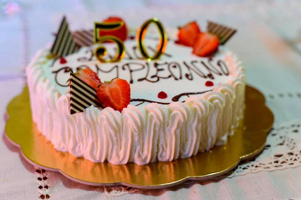 Pastel Cumpleaños Italiano Blanco Tradicional Con Congratilations Buon Compleanno Significa — Foto de Stock