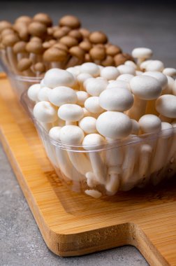 Asya 'dan taze pişmemiş ona kahverengisi ve bunapi beyazı yenebilir mantar, umami tadım bileşikleri bakımından zengin, örneğin guanyum ve glutamik asit.