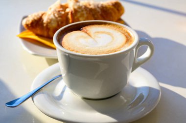 Kahvaltı kahvesi, kafede servis edilen sütlü kapuçino.