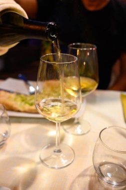 İtalya 'da geceleri açık kafede soğuk, kuru beyaz şarap dökülüyor. Kapatın.