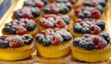 Çilekli ve ahududulu pastalar antik bir şehir olan Nemi, Castelli Romani, İtalya 'da.