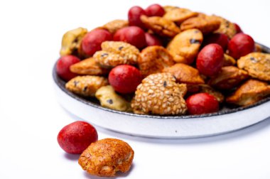 Lezzetli Asya vejetaryen aperatifleri, çıtır çıtır pirinçli, fındıklı aperatifler...