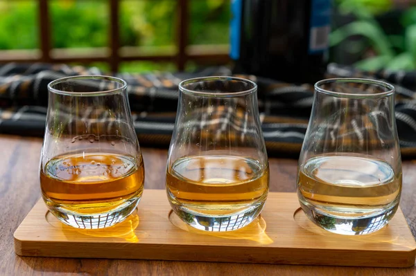 在传统的有木制窗户的英国老房子里品尝不同的威士忌饮料 — 图库照片