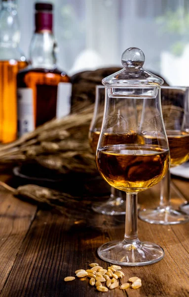 Degustação Copos Com Uísque Escocês Envelhecido Bourbon Americano Velha Mesa — Fotografia de Stock