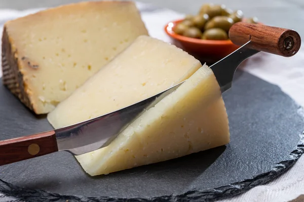 Španělské Tapas Manchego Sýr Ovčího Mléka Zelené Olivy Zblízka — Stock fotografie