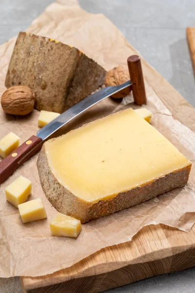 フランスのチーズコンテ 3品種1年熟成プレステージ フルーティーな風味のフルーツとヴィエイユリザーブをクローズアップ — ストック写真