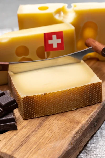 Ízletes Svájci Étel Közepesen Kemény Sárga Sajt Emmentális Vagy Emmentáló — Stock Fotó