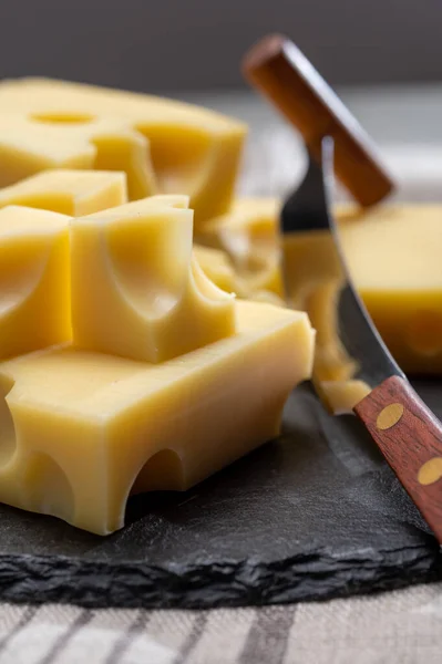 Blok Švýcarské Střední Tvrdý Žlutý Sýr Emmental Nebo Emmentaler Kulatými — Stock fotografie