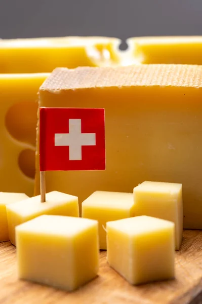 Швейцарские Сыры Блок Среднего Твердого Желтого Сыра Эмменталь Emmentaler Круглыми — стоковое фото