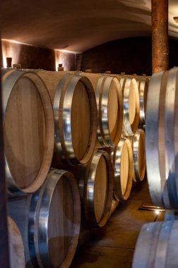 Fransa 'nın güneyinde, Collobrieres, Provence bölgesi yakınlarındaki Cotes de Provence' de şarap mahzeninde şarap fıçıları bulunan mağara, Fransa 'da kırmızı ve gül şarabı üretimi