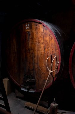 Fransa 'nın güneyinde, Collobrieres, Provence bölgesi yakınlarındaki Cotes de Provence' de şarap mahzeninde şarap fıçıları, Fransa 'da kırmızı ve gül şarabı üretimi