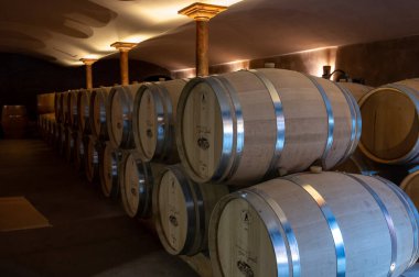 Fransa 'nın güneyinde, Collobrieres, Provence bölgesi yakınlarındaki Cotes de Provence' de şarap mahzeninde şarap fıçıları bulunan mağara, Fransa 'da kırmızı ve gül şarabı üretimi