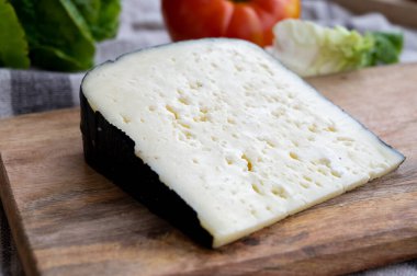 Peynir koleksiyonu, küçük delikli Fransız fol epi peyniri, etorki, tomme noire des pyrenees ve ossau iraty peynirleri