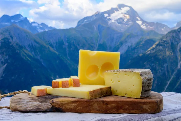 Collezione Formaggi Abbellimento Francese Abbondanza Emmental Tomme Savoie Formaggi Serviti — Foto Stock