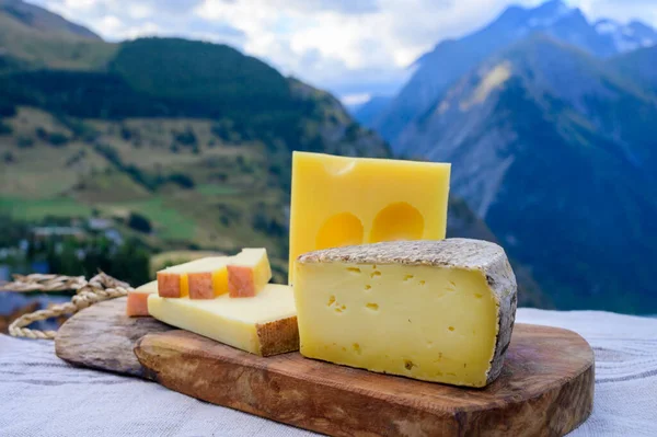 Ost Samling Fransk Beaufort Abondance Emmental Tomme Savoie Ostar Serveras — Stockfoto