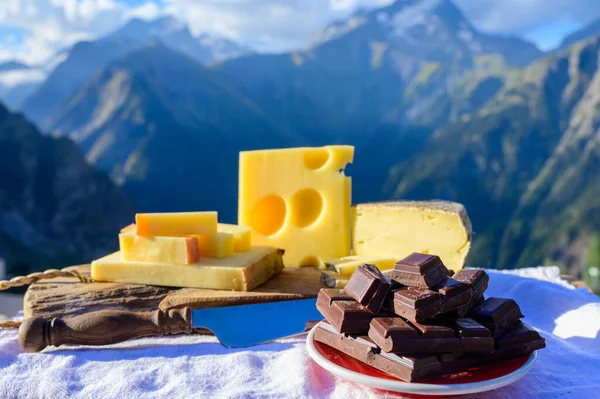 Chutné Švýcarské Sýry Tmavá Čistá Čokoláda Emmental Gruyere Appenzeller Sloužil — Stock fotografie