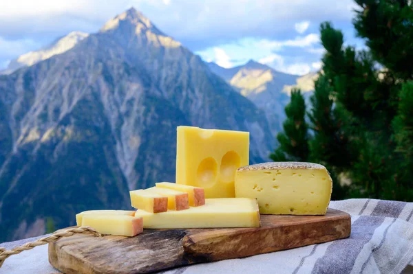 チーズコレクション フランスの美しさ 豊かさ サヴォイチーズはサヴォイ地方の屋外で提供され 夏にはアルパイン山脈が背景にピークを迎えます — ストック写真