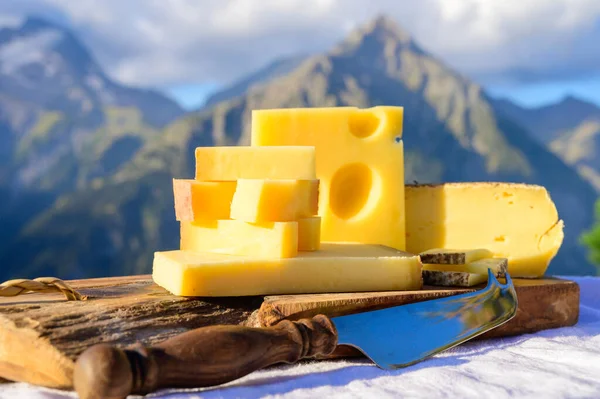 Ost Samling Fransk Beaufort Abondance Emmental Tomme Savoie Ostar Serveras — Stockfoto