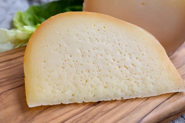 チーズコレクション 多くの小さな穴とお茶のイラティが閉じフランスのフォルエピチーズ — ストック写真