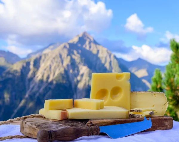 Sbírka Sýrů Francouzský Beaufort Abondance Emmental Tomme Savoie Sýry Podávané — Stock fotografie