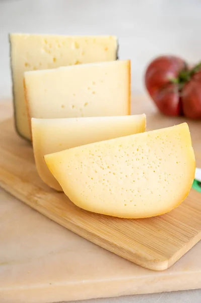 Käsekollektion Französischer Fol Epi Käse Mit Vielen Kleinen Löchern Etorki — Stockfoto