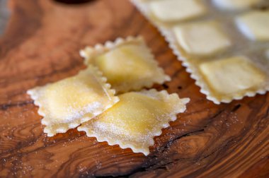 Dört peynirli ve lezzetli vejetaryen yemeğiyle pişirilmemiş taze ravioli.