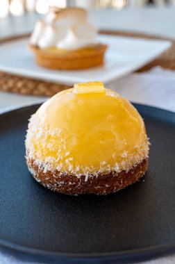 Fransız pastanesinden küçük sarı limonlu tart. Yaklaş.