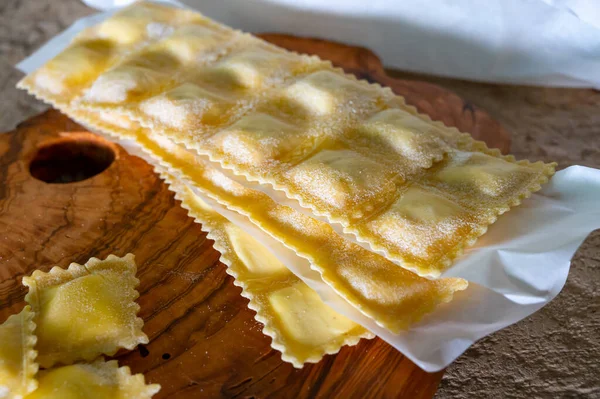 Handgemachte Ungekochte Frische Ravioli Mit Vier Käsefüllungen Leckeres Vegetarisches Essen — Stockfoto