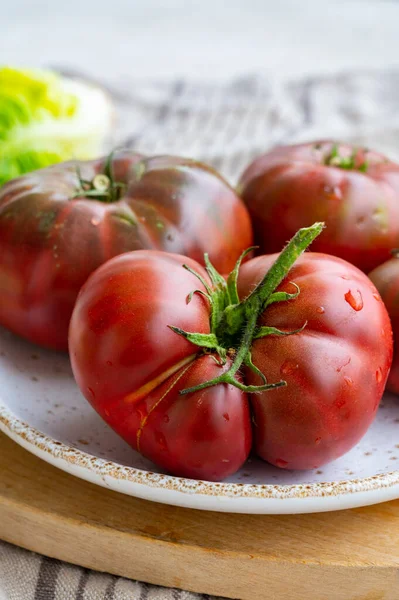 Nova Colheita Tomates Herança Rabanete Roxo Grandes Preto Crimeia Perto — Fotografia de Stock