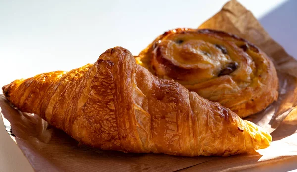 Französisches Frühstück Der Bäckerei Serviert Freien Frisch Gebackene Croissants Und — Stockfoto