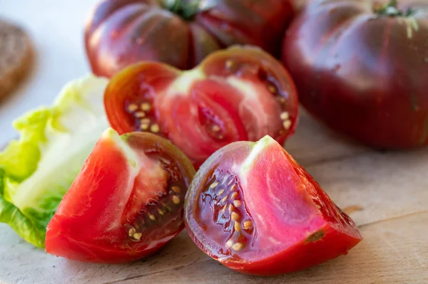 Making Fresh Green Salad Big Ripe Raddish Purple Heirloom Tomatoes — Stock Photo, Image
