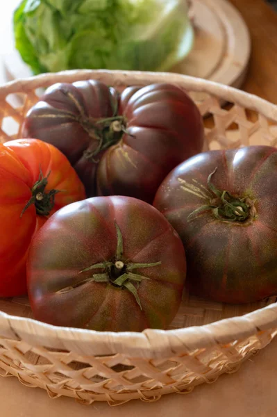 Nova Colheita Tomates Herança Rabanete Roxo Grandes Preto Crimeia Perto — Fotografia de Stock