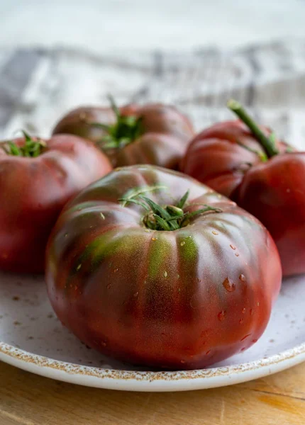 Nova Colheita Tomates Herança Rabanete Roxo Grandes Preto Crimeia Perto — Fotografia de Stock