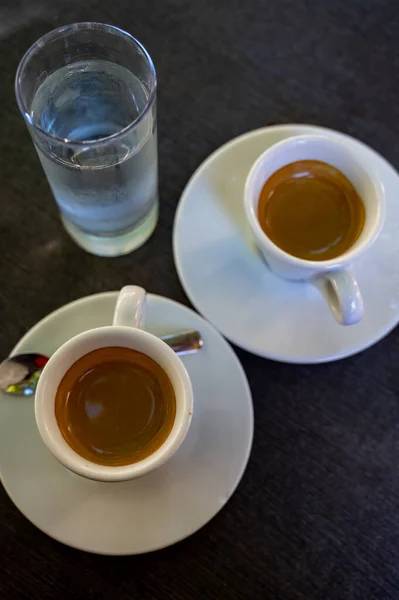 Trinken Von Starkem Schwarzen Espresso Auf Der Außenterrasse Café Großaufnahme — Stockfoto