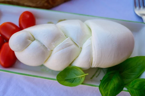 이탈리아 라치오 세노에서 파스타 방식으로 이탈리아 물소의 젖으로 신선하고 부드러운 — 스톡 사진