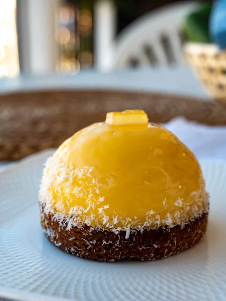 Pequena Torta Bola Limão Amarelo Pastelaria Francesa Perto — Fotografia de Stock