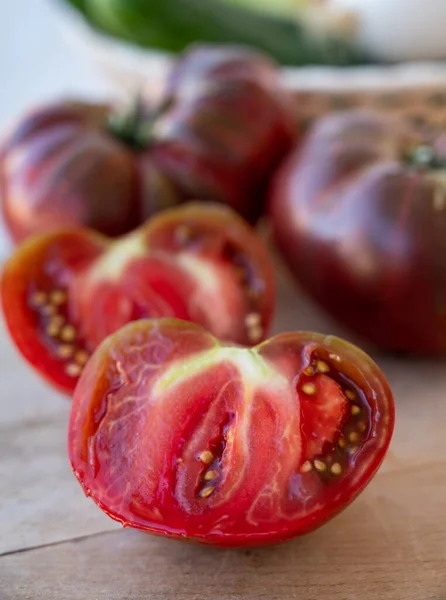 Making Fresh Green Salad Big Ripe Raddish Purple Heirloom Tomatoes — Stock Photo, Image