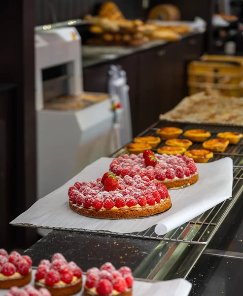 Γάλλων Γλυκών Γλυκών Ζυμαρικών Φρέσκα Φρούτα Και Μούρα Στο Ζαχαροπλαστείο — Φωτογραφία Αρχείου